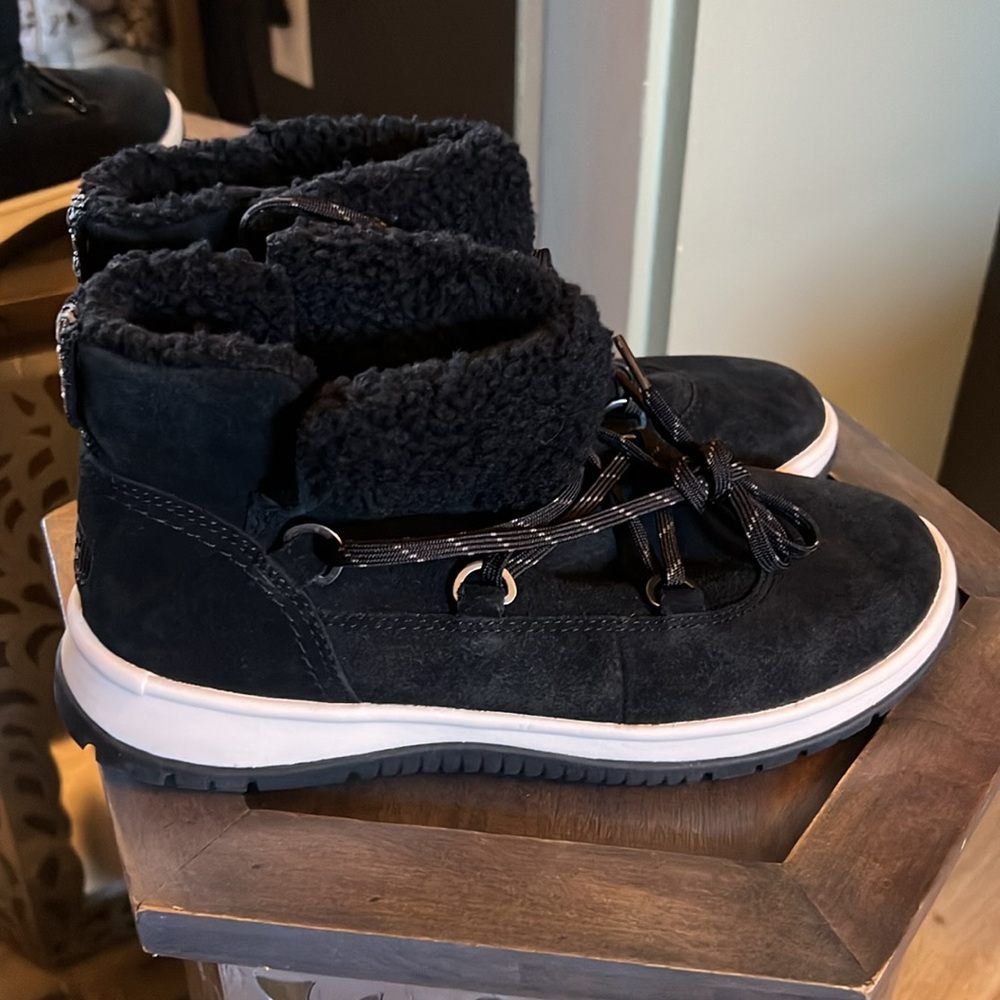 🛑 1 hour sale. UGG, Black S/n 1143836 Lakesider Heritage Lace Boots Size 8.5 - Picture 2 of 9